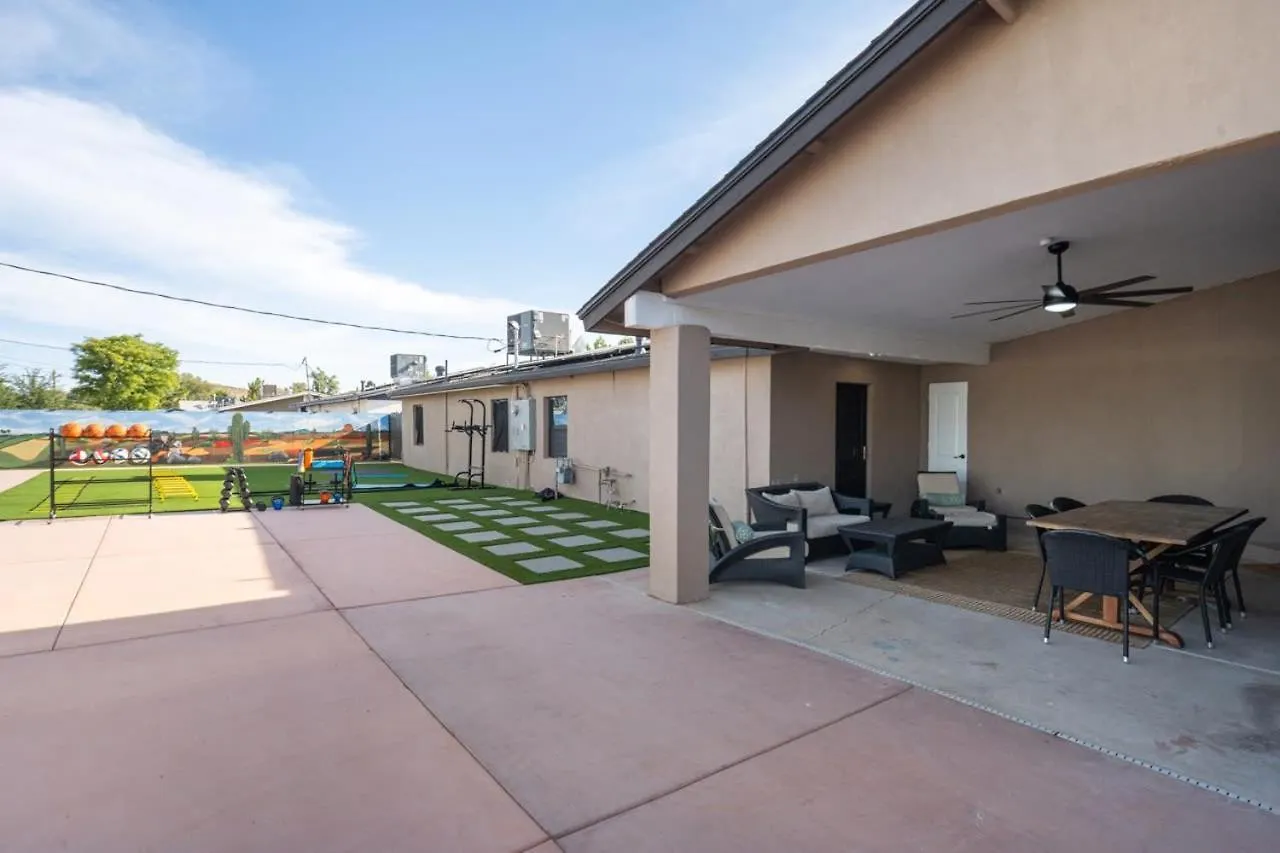 This Is It - Great Location -13 Beds - Pool - Gym Phoenix